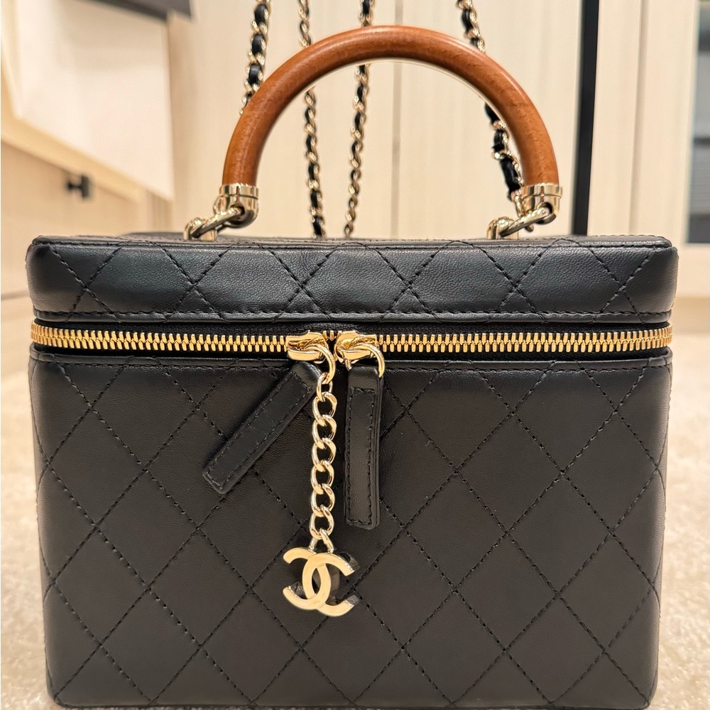 Chanel vanity case with woody handle